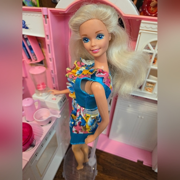 1994 Ruffle Fun Barbie - Picture 3 of 5